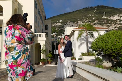Jordan Lee, de Gran Bretaña, y Roberta Pabline, de Brasil, posan para la fotógrafa en la Marina de Gibraltar el 5 de septiembre de 2020