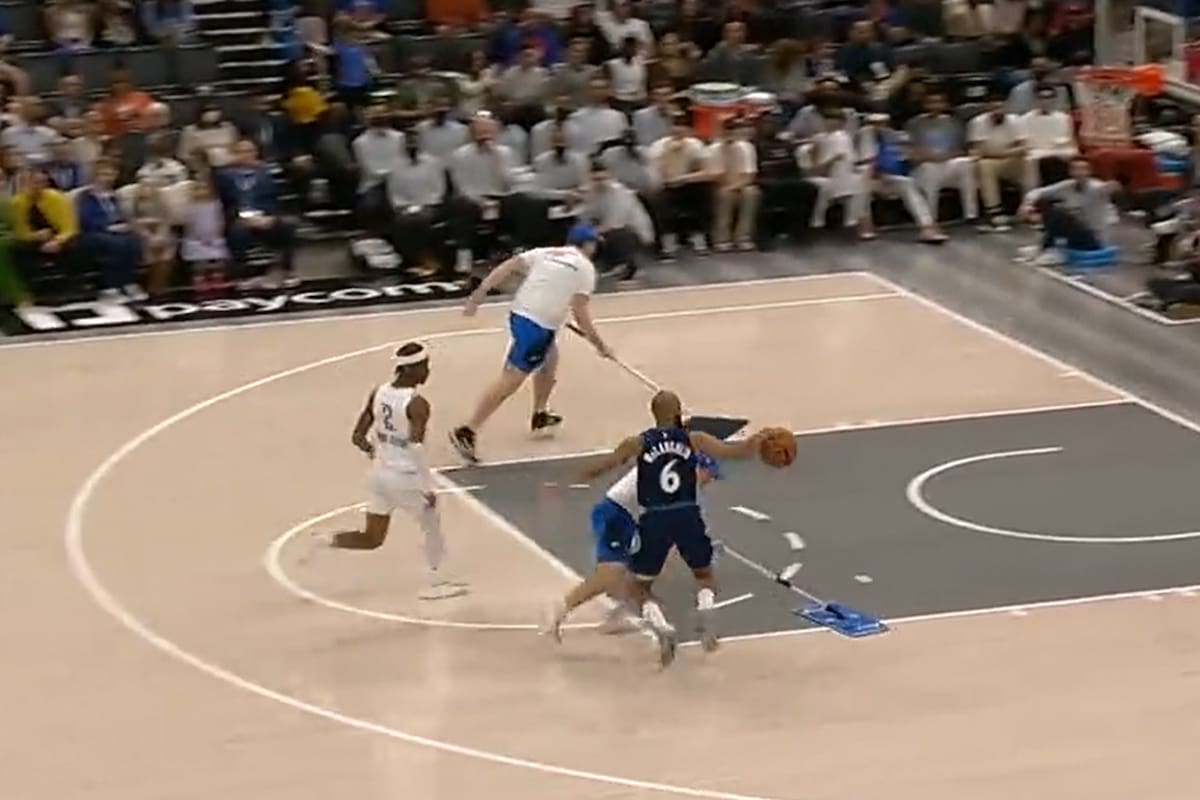 Jordan McLaughlin, de Minnesota Timberwolves, se encuentra con un obstáculo impensado rumbo a lo que debía ser un doble fácil tras robarle la pelota a Shai Gilgeous-Alexander, de Oklahoma City Thunder; el contraataque sorprendió aún en la cancha a los secadores del piso.