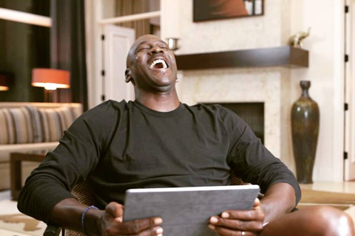 Jordan se ríe con ganas, en una de las tres entrevistas que le dio al director de "The Last Dance"