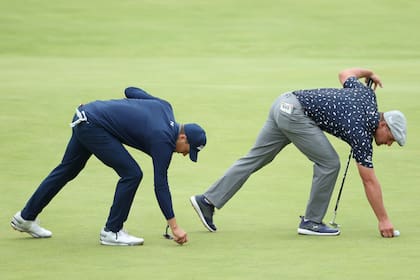 Jordan Spieth y Bryson DeChambeau, casi en una coreo sobre el green