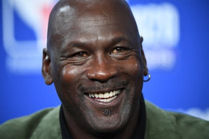 Jordan tiene 57 años; a comienzos de los años noventas la incipiente internacionalización de la NBA llevó la imagen de su máxima estrella a otros países y a muchos hogares que no conocían la liga.