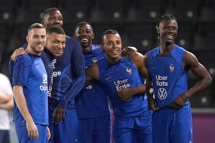Jordan Veretout, Kylian Mbappé, Marcus Thuram, Ousmane Dembélé, Jules Kounde, y Eduardo Camavinga durante la práctica de la selección de Francia