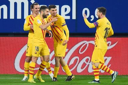 Jordi Alba, autor del primer gol de Barcelona ante Osasuna, celebra junto a Pedri y Antoine Griezmann; a ellos se les une Lionel Messi, quien le dio el pase al lateral español