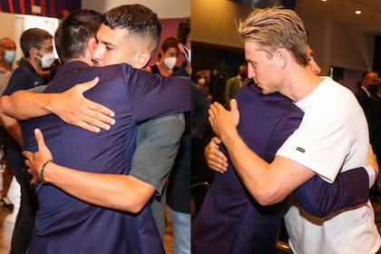 Jordi Alba y De Jong, dos de los jugadores que se abrazan con Messi tras la conferencia de prensa en la que anunció su despedida de Barcelona