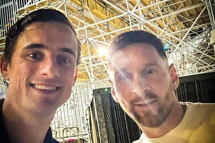 Jordi Cortizo, jugador de Rayados de Monterrey, en una selfie con Lionel Messi después del partido ante Inter Miami