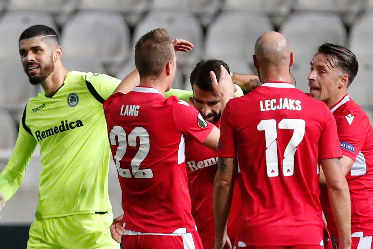 Jordi Gómez, del Omonia, celebra su gol contra el PSV.