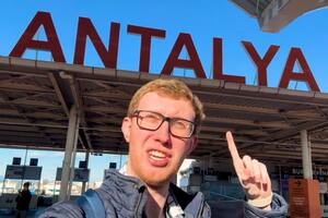 Jordon Cox viajó de Londres a Antalya, Turquía, para hacer las compras de supermercado