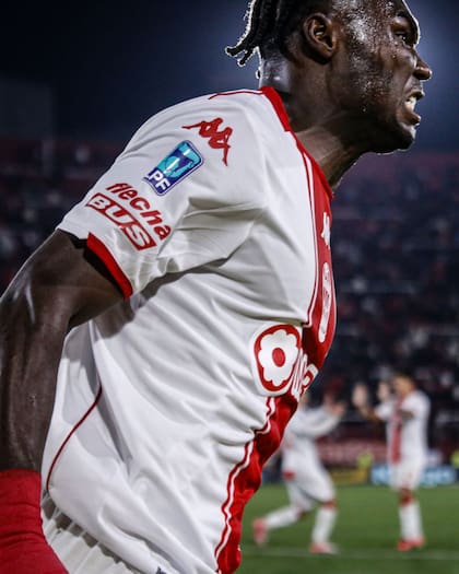 Jordy Caicedo celebra el gol del triunfo de Huracán sobre Banfield