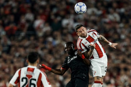 Jordy Caicedo salta ante el cabezazo de Nicolás Otamendi