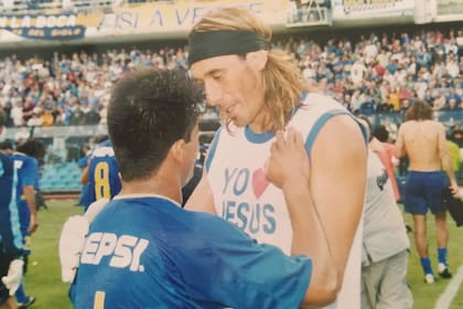 Jorge Vivaldo y Hugo Ibarra fueron compañeros en Colón; en esta foto, se los ve en la Bombonera tras un Boca-Olimpo