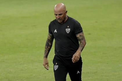 En contraste con la mala experiencia que tuvo en el seleccionado argentino, en Santos extrañan a Sampaoli y en Mineiro empiezan a venerarlo.
