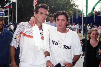 Tiempos de acción y viajes por el circuito: Jorge "Chino" Gerosi junto con uno de sus mayores orgullos, Javier Frana.
