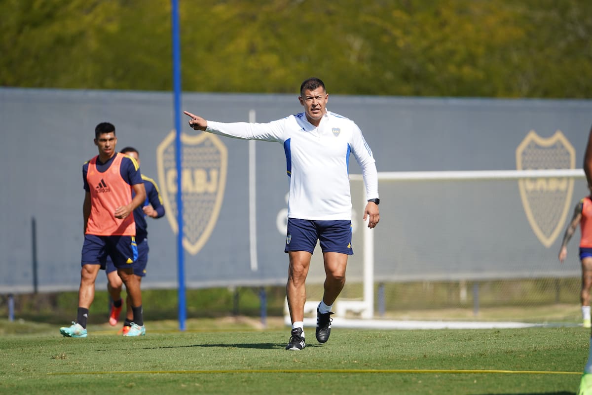Jorge Almirón, al frente de su primer entrenamiento como DT de Boca