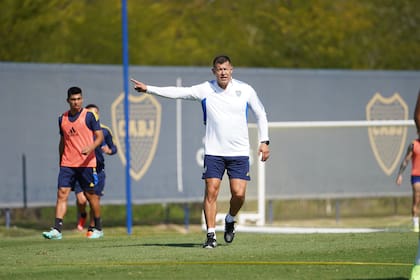 Jorge Almirón, al frente de su primer entrenamiento como DT de Boca
