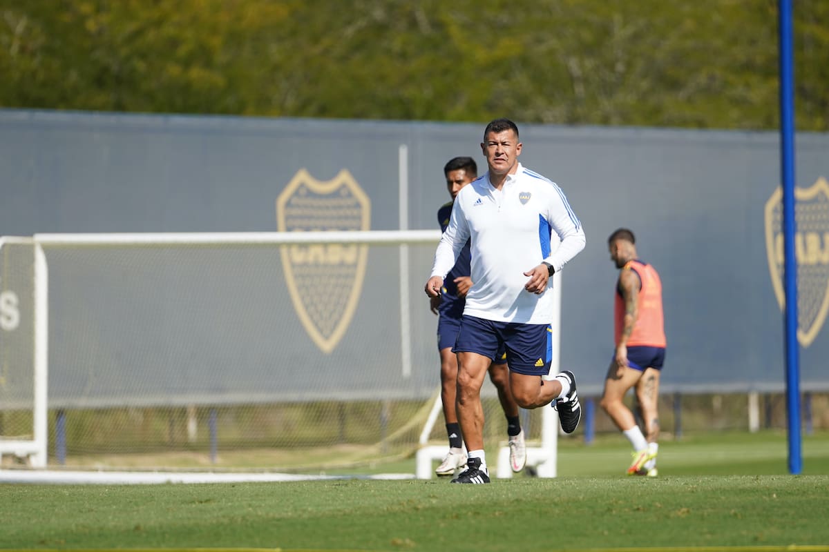 Jorge Almirón, al frente del entrenamiento de Boca; sigue con pruebas buscando su primera victoria en la Ribera