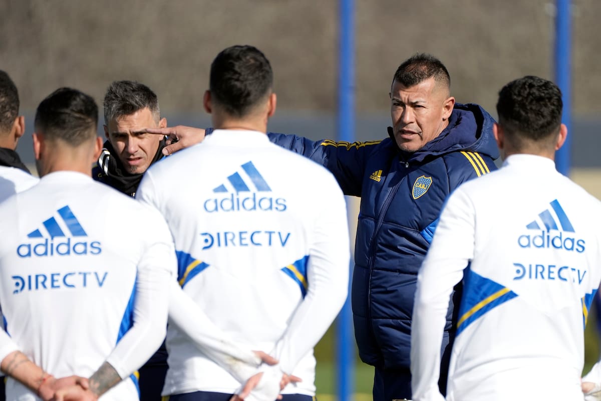 Jorge Almirón da indicaciones en uno de los últimos entrenamientos de Boca: el foco está puesto en los cruces con Palmeiras, más allá que antes jugará por la Copa de la Liga y la Copa Argentina
