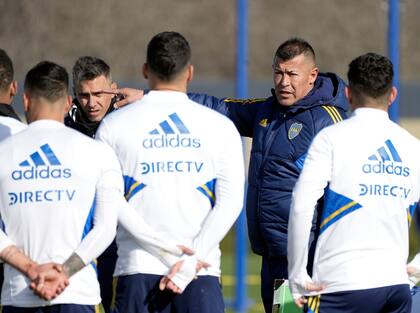 Jorge Almirón da indicaciones en uno de los últimos entrenamientos de Boca: el foco está puesto en River, antes de la revancha con Palmeiras