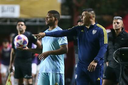 Jorge Almirón da indicaciones mientras Fabra espera para hacer un lateral; Boca no jugó bien pero le ganó a Argentinos 1-0 sobre el final
