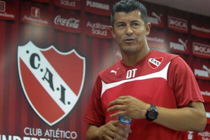 Jorge Almirón dijo que necesita a los prometidos refuerzos