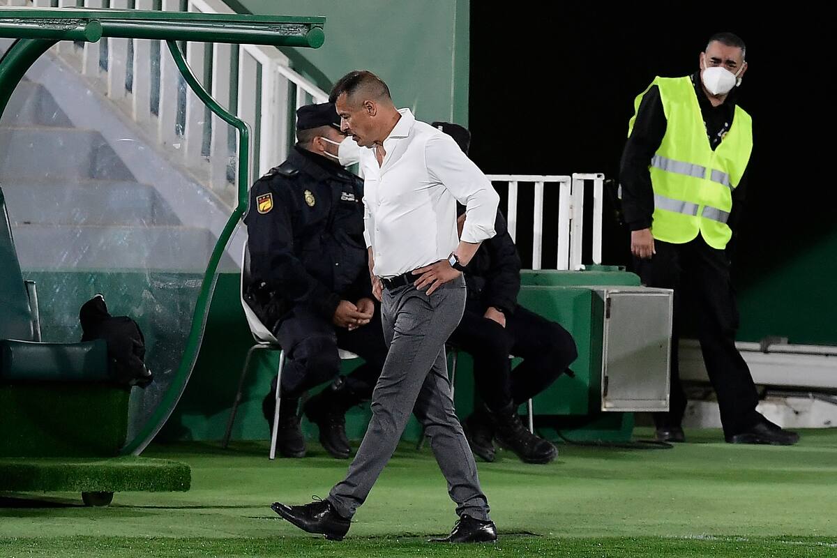 Jorge Almirón durante el partido del Elche contra el Villarreal.