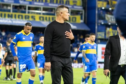 Jorge Almirón, en un mundo de problemas en Boca; este martes, por la Copa Libertadores, será una final anticipada