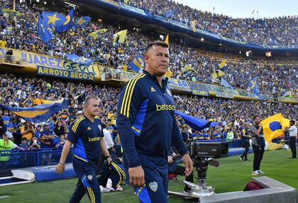 Jorge Almirón sale al campo de juego de la Bombonera en el último partido de Boca (vs. Estudiantes) antes de la final de la Libertadores ante Fluminense