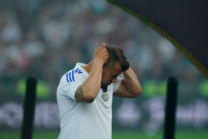 Jorge Almirón se quita la medalla, luego de la derrota de Boca ante Fluminense