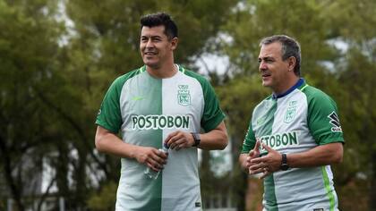 Jorge Almirón y el preparador físico Diego Osses mientras entrenaron a Atlético Nacional de Colombia