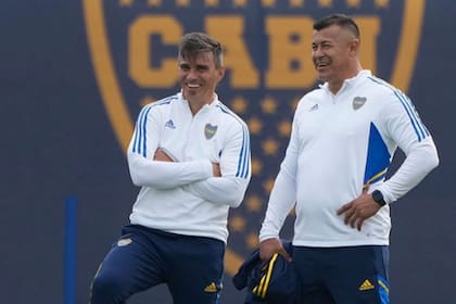 Jorge Almirón y Maxi Velázquez sonríen durante un entrenamiento de Boca. El entrenador y su asistente ya planean cómo reforzar a Boca