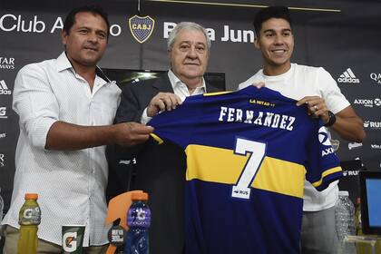 Jorge Ameal (en la imagen, junto a Marcelo Delgado en la presentación de "Pol" Fernández), afirmó que Boca prepara una "ingeniería" para poder pagar.