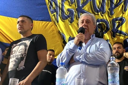 Jorge Ameal tiene la palabra, en un acto junto a Román Riquelme: este vez, el actual primer mandatario es candidato a vice, y el ex futbolista, a presidente.