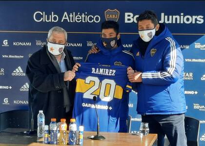 Jorge Ameal y el Patrón Bermúdez presentaron este viernes a Juan Ramírez como refuerzo de Boca