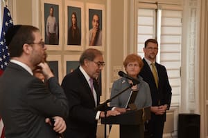 Jorge Argüello, embajador argentino en Estados Unidos, y Deborah Lipstadt, enviada Especial para el Monitoreo y el Combate al Antisemitismo, durante un encuentro en la embajada en mayo pasado.