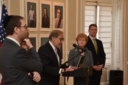 Jorge Argüello, embajador argentino en Estados Unidos, y Deborah Lipstadt, enviada Especial para el Monitoreo y el Combate al Antisemitismo, durante un encuentro en la embajada en mayo pasado.