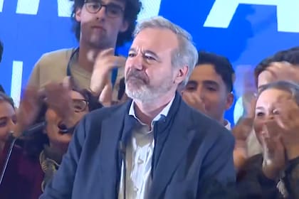 Jorge Azcón, festeja tras resultar vencedor de las elecciones en Aragón
