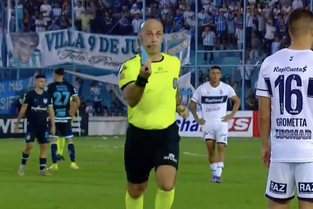 Jorge Baliño muestra una piedra, uno de los proyectiles que cayeron durante los preparativos del penal en Tucumán