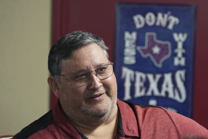 Jorge Bazán, gerente general de la corporación Union Water Supply, demócrata, habla sobre su voto por el republicano Donald Trump para presidente, el miércoles 6 de noviembre de 2024, en Rio Grande City, Texas