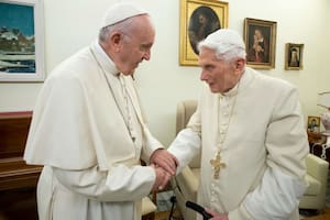 La trama de poder y dinero detrás de los intentos para destronar a Benedicto XVI y a Francisco