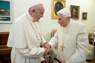 La trama de poder y dinero detrás de los intentos para destronar a Benedicto XVI y a Francisco