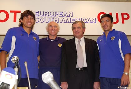 Jorge Bermúdez, el DT Carlos Bianchi, el vicepresidente Pedro Pompilio y José Basualdo, en una conferencia de prensa que dio Boca en su hotel, el 22 de noviembre de 2000