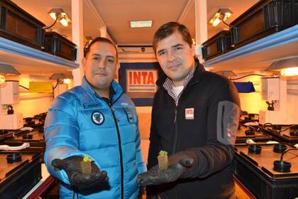 Jorge Birgi, del INTA, y el suboficial César Araujo Prado, que trabajan en el proyecto