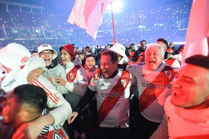 Jorge Brito dando la vuelta olímpica junto a Matías Patanian en el estadio Monumental, luego de que River se consagrara campeón de la Liga Profesional