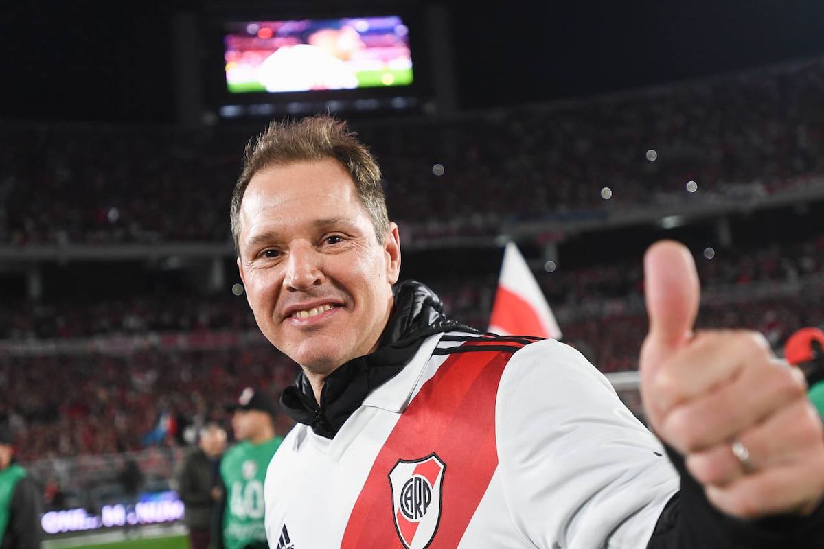 Jorge Brito, presidente de River, celebrando en el campo de juego del Monumental luego de la conquista de la Liga Profesional 2023