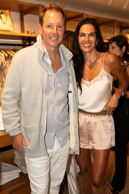 Jorge Brito y Gaby Vaca Guzman, con shorts y top lenceros y botas altas