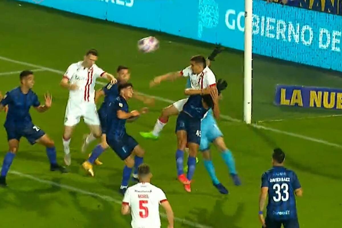 Jorge Broun choca con su compañero Kevin Ortiz y con Mauro Méndez en el centro y Mauro Boselli aprovecha para anotar el 1-0