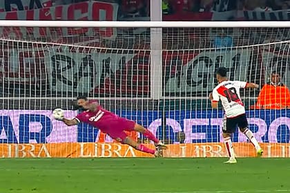 Jorge Broun desvía el penal que ejecutó Pity Martínez; River quedó eliminado en las semifinales de la Copa de la Liga ante Central