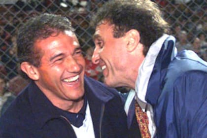 Jorge Burruchaga bromea con Oscar Ruggeri