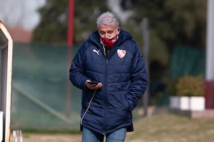 Jorge Burruchaga, un manager sin diálogo con el entrenador Pusineri