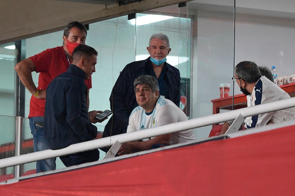 Jorge Burruchaga y Pablo Moyano durante el partido que disputaron, por la Copa Sudamericana, Independiente y Fénix, el 2 de diciembre de 2020.