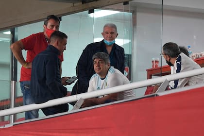Jorge Burruchaga y Pablo Moyano durante el partido que disputaron, por la Copa Sudamericana, Independiente y Fénix, el 2 de diciembre de 2020.